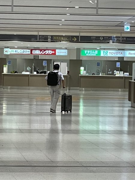 札幌千歳空港のレンタカー会社の前