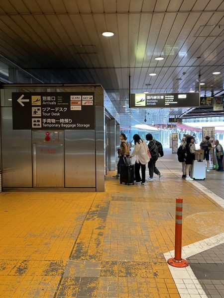 札幌千歳空港の外通路からの入口