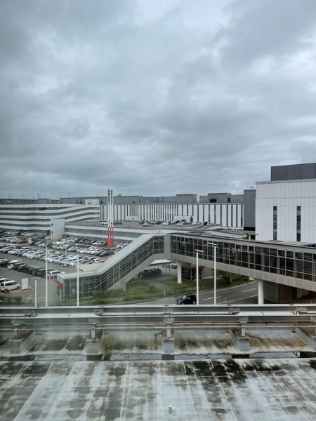 エアターミナルホテルの窓から見た駐車場側の景色
