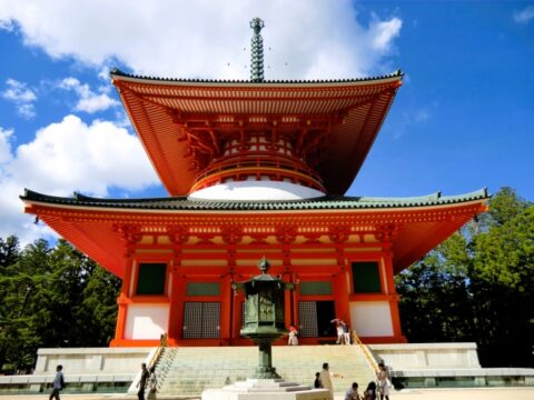 高野山の朱塗りの壇上伽藍の外観