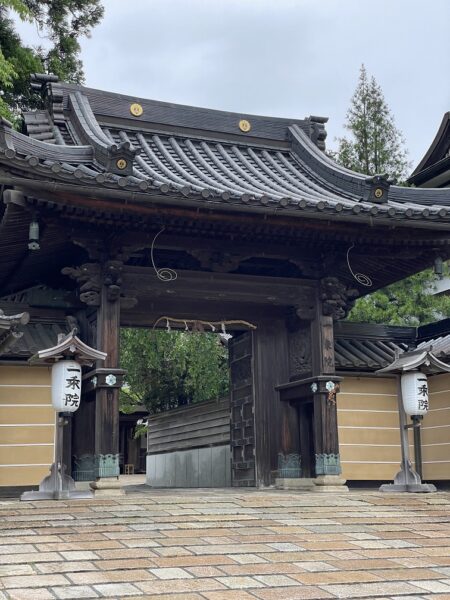高野山の宿坊の一乗院の門構えの写真